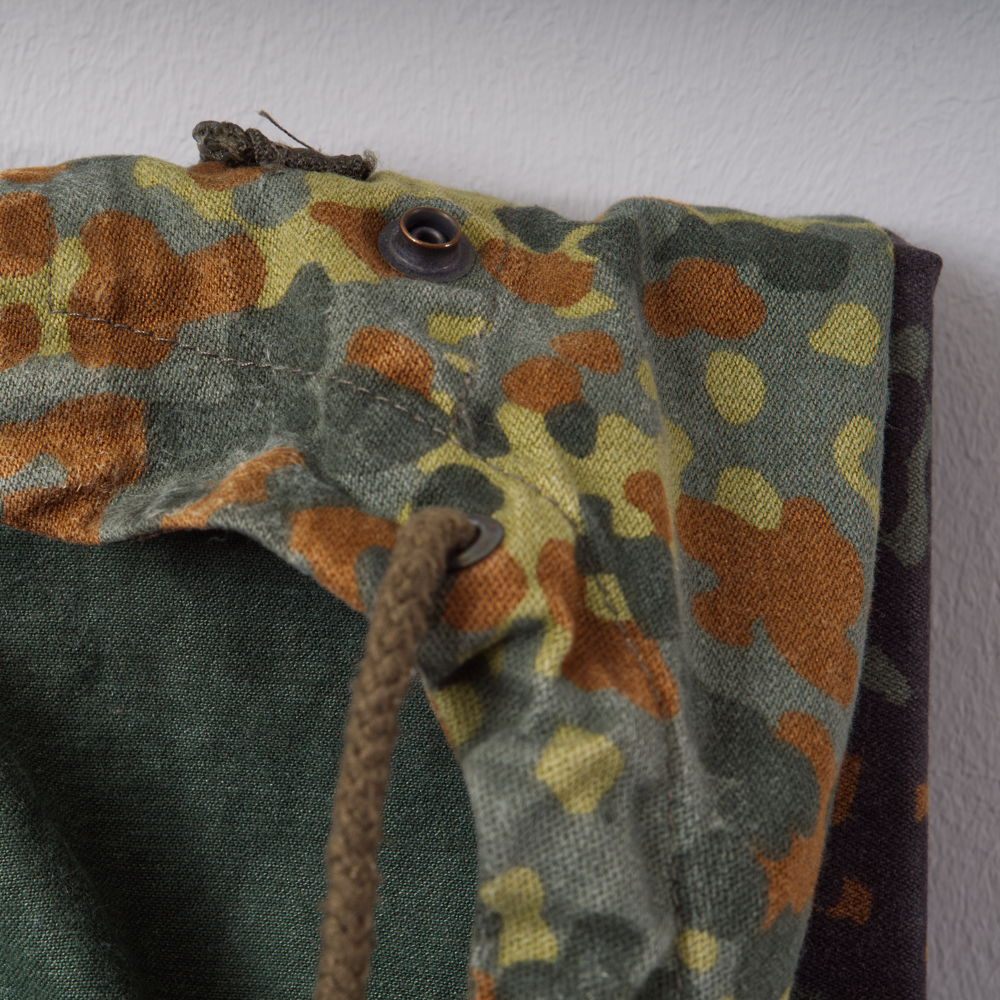 Uniforms (Tetraptychon) - Under the hood